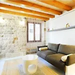 Capo Family & Capo -old Town-parking * Trogir