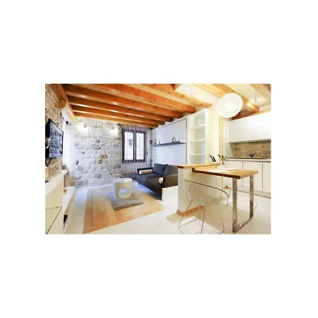 Capo Family & Capo -old Town-parking Apartman