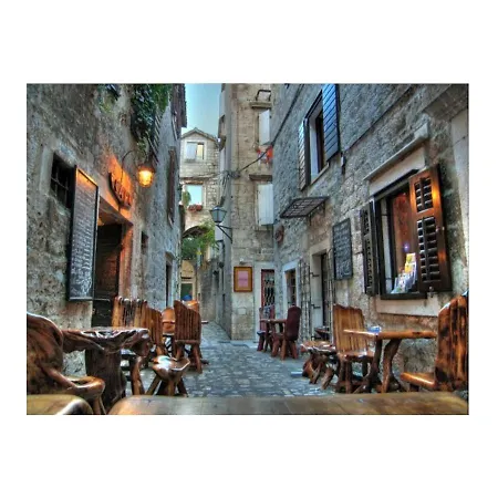 Capo Family & Capo -old Town-parking Trogir