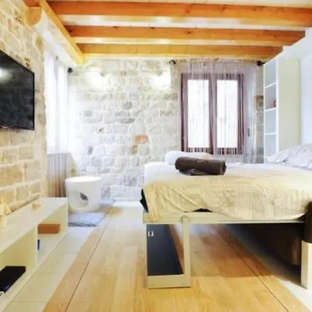 Capo Family & Capo -old Town-parking