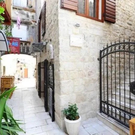 Capo Family & Capo -old Town-parking Apartman