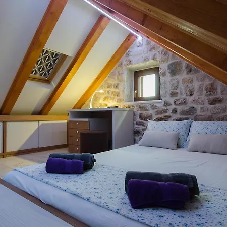 Capo Family & Capo -old Town-parking * Trogir