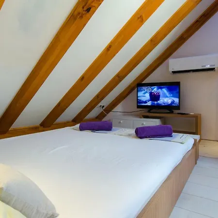 Capo Family & Capo -old Town-parking Apartman