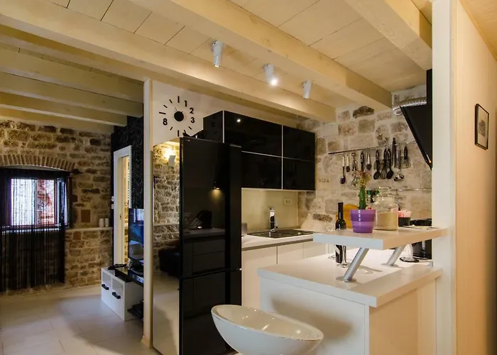 Capo Family & Capo -old Town-parking Trogir