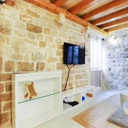 Apartment Capo Family & Capo Studio -Old Town-Parking Apartman Trogir