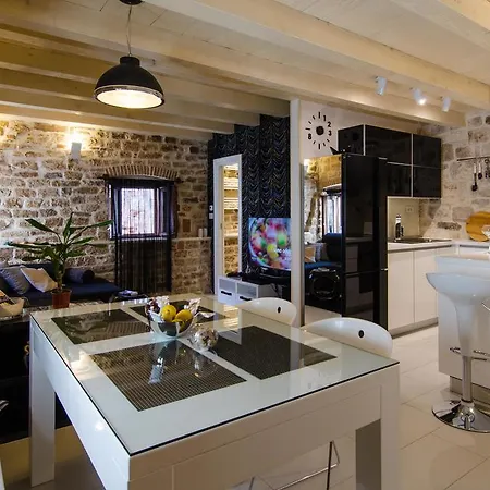 Apartment Capo Family & Capo Studio -Old Town-Parking * Trogir