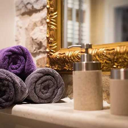 Apartment Capo Family & Capo Studio -Old Town-Parking Apartman Trogir