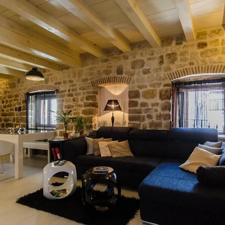 Apartment Capo Family & Capo Studio -Old Town-Parking Trogir