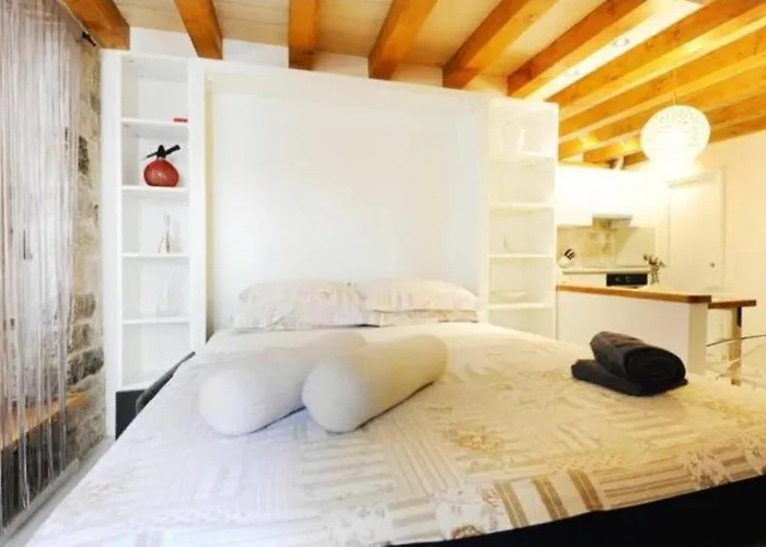 Capo Family & Capo -old Town-parking * Τρογκίρ