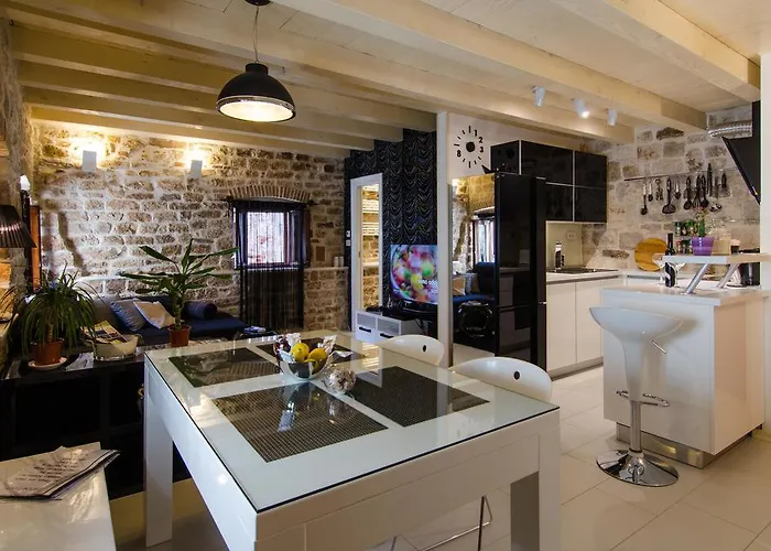 Capo Family & Capo -old Town-parking * Τρογκίρ