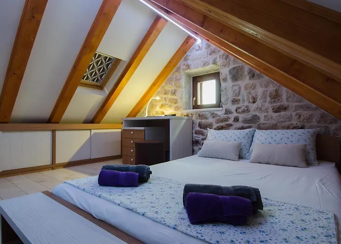 Capo Family & Capo -old Town-parking * Τρογκίρ