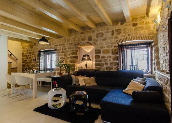 Capo Family & Capo -old Town-parking Τρογκίρ